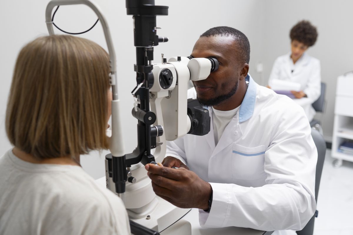 Opthalmologist doing an eye exam.